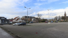 902164 Gezicht over het grote parkeerterrein achter de Meerndijk (links) te De Meern (gemeente Utrecht), met rechts de ...